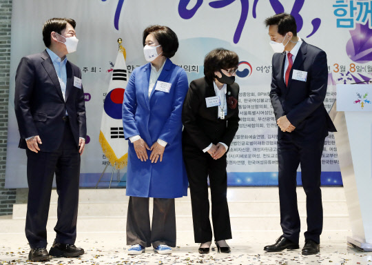 (왼쪽부터)4·7 서울시장 보궐선거에 출마한 안철수 국민의당 후보, 박영선 민주당 후보, 허명 한국여성단체협의회장, 오세훈 국민의힘 후보가 8일 서울 영등포구 공군호텔에서 열린 제113주년 3·8 세계 여성의 날 기념식에서 서로 인사하고 있다. 국회사진기자단=연합뉴스